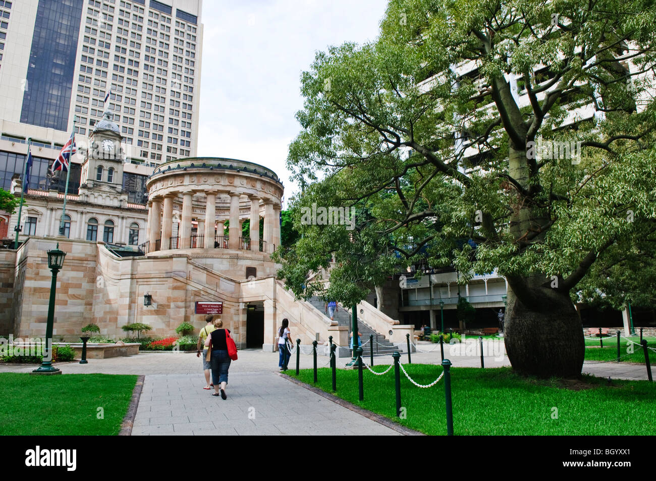 ANZAC War Memorial ANZAC Square Brisbane Australie // BRISBANE, Australie — le mémorial de guerre ANZAC avec sa flamme éternelle se trouve sur ANZAC Square à Brisbane, honorant les soldats du corps d'armée australien et néo-zélandais qui ont servi dans des conflits depuis la première Guerre mondiale le mémorial, situé entre Ann Street et Adelaide Street dans le quartier central des affaires, sert de point focal pour les cérémonies commémoratives, en particulier le jour de l'ANZAC (25 avril) et jour du souvenir. La flamme éternelle, symbolisant le souvenir et le sacrifice, a brûlé continuellement depuis son dévouement. Banque D'Images