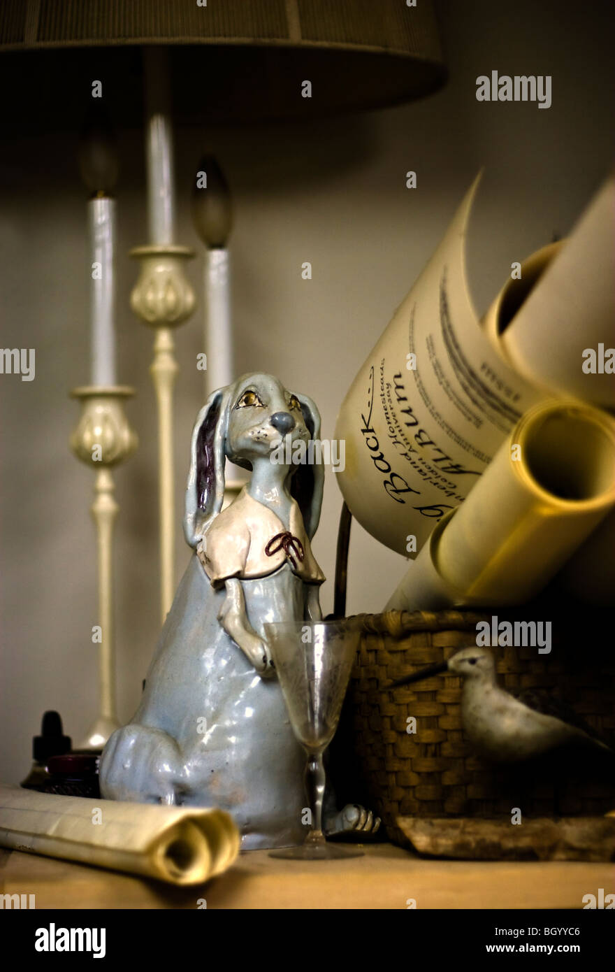 Un vaisselier haut still life de divers éléments recueillis et vintage y compris un lapin bleu en céramique. Banque D'Images