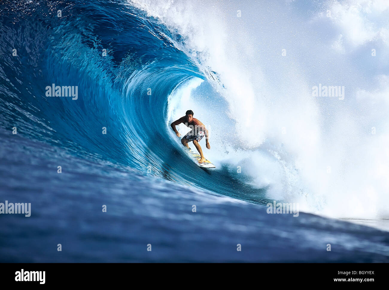Surfer dans le tube de grosse vague Photo Stock - Alamy