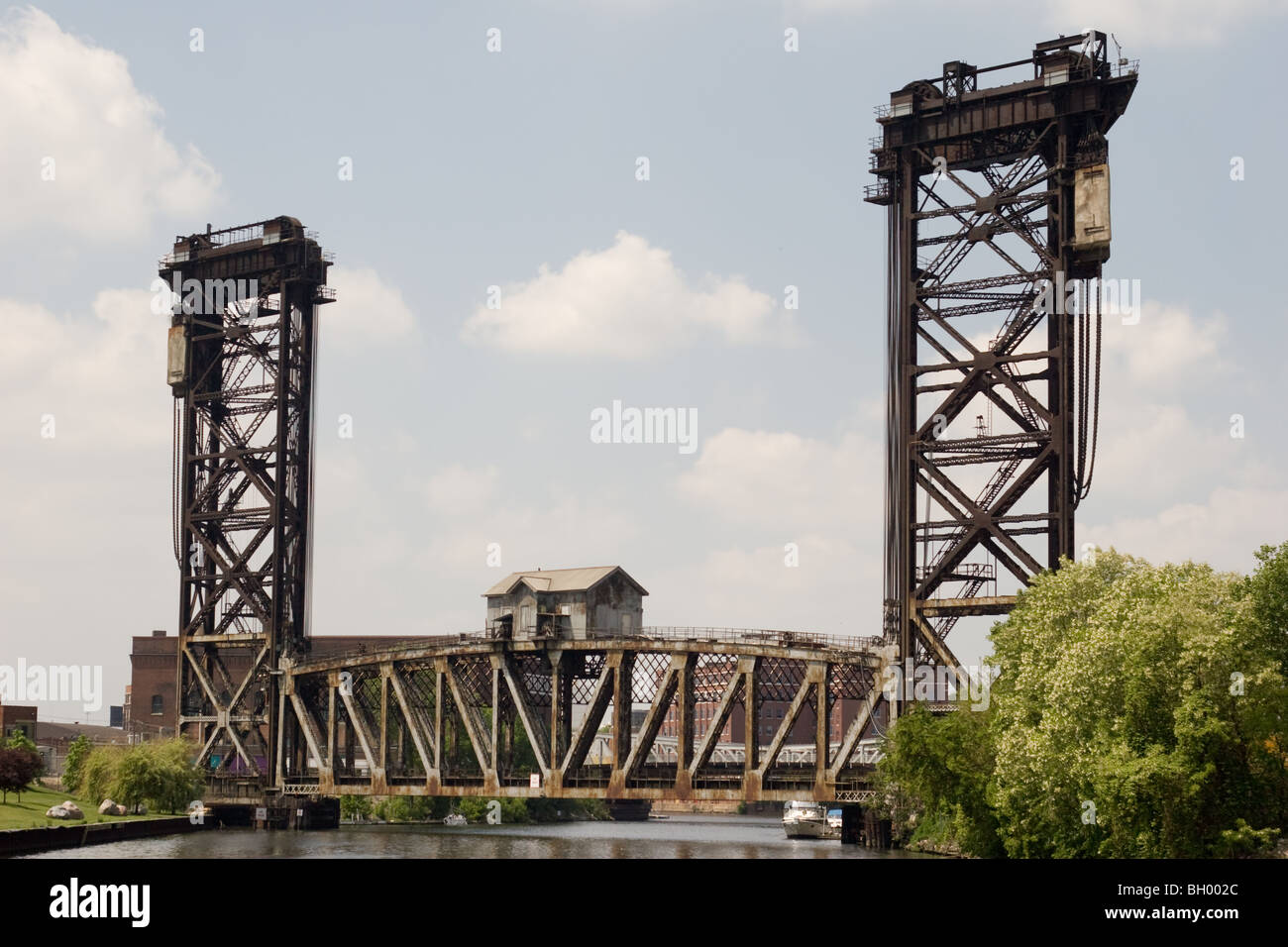 Vue sur le site historique Pennsylvania Railroad Bridge depuis le parc mémorial Ping Tom de Chinatown, Chicago, Illinois, États-Unis. Banque D'Images