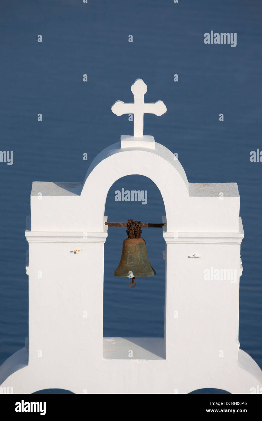 St. Clocher de l'église chrétienne de Gerasimos et croix à Firostefani sur l'île de Santorini, sur fond bleu de la mer Méditerranée Banque D'Images