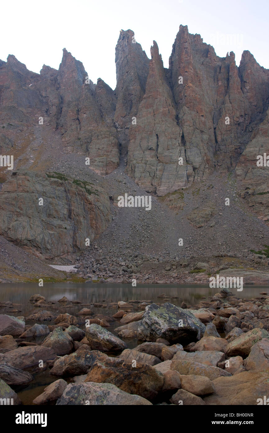 Étang Ciel et Sharktooth pics, Rocky Mountain National Park, Colorado. Banque D'Images