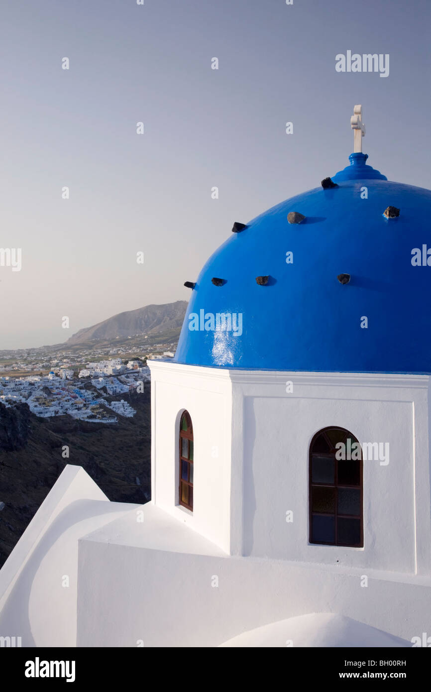 Église en dôme bleu à Imerovigli sur l'île de Santorini Banque D'Images