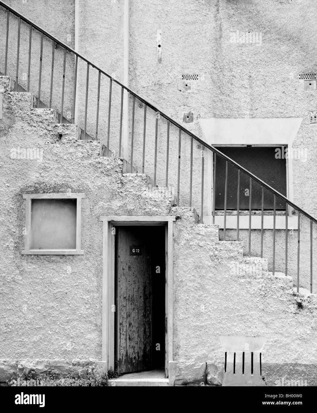 Ancien escalier en diagonale sur un bâtiment ancien. Banque D'Images