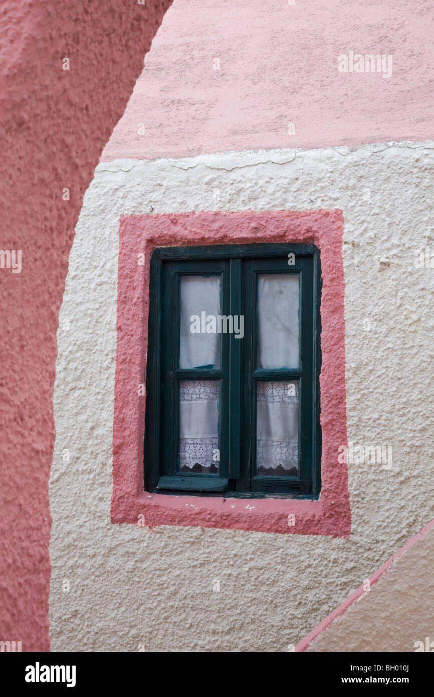 Fenêtre encadrée rose et verte sur l'île de Santorin en Grèce Banque D'Images