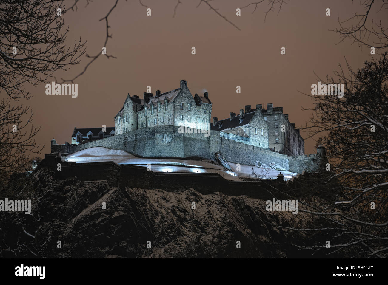 Le Château d'Édimbourg, Écosse, Royaume-Uni, illuminé la nuit dans la neige de l'hiver Banque D'Images