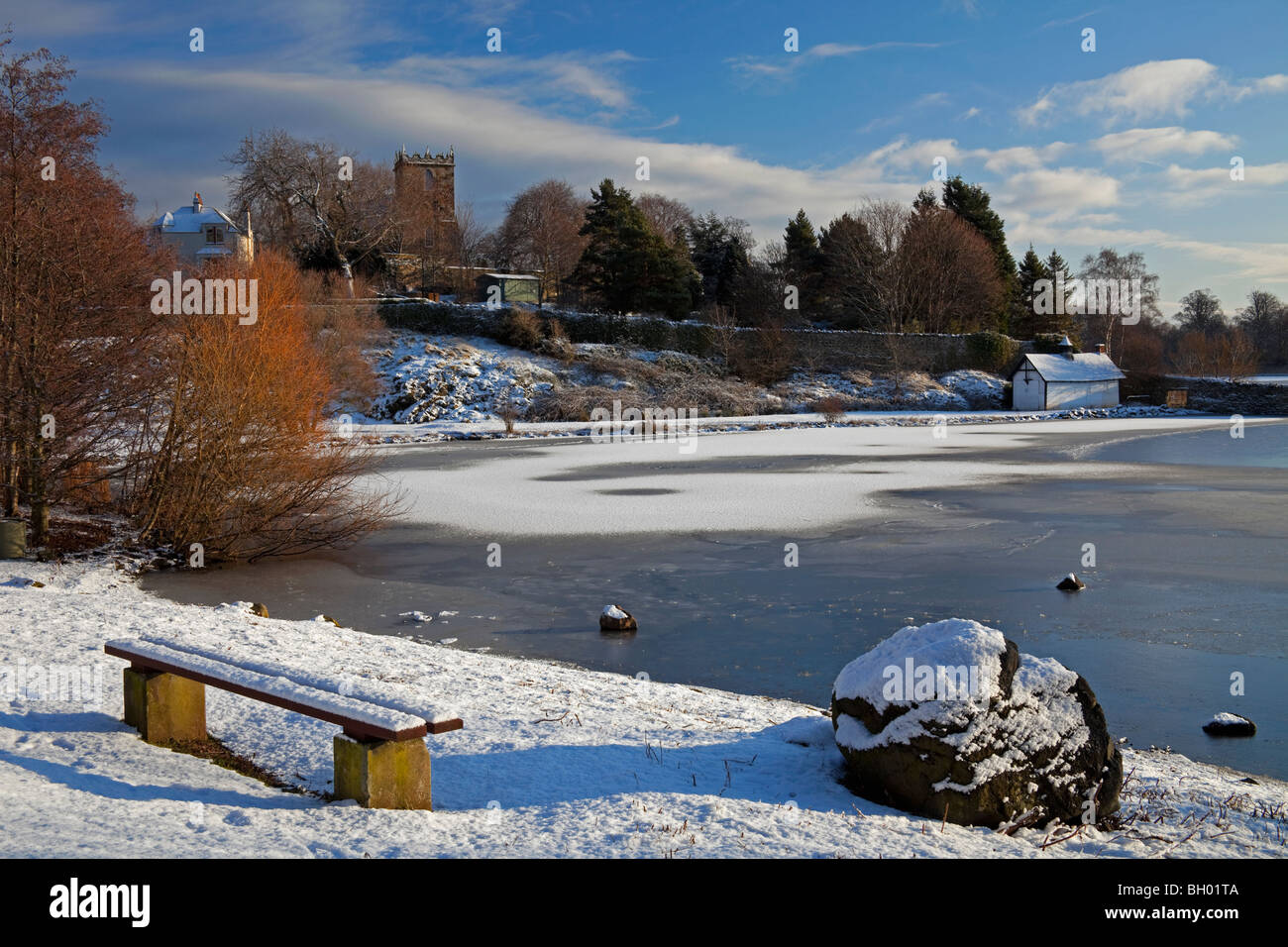 Duddingston Loch avec scène d'hiver couvert de neige banc vide Edinburgh Scotland UK Europe Banque D'Images