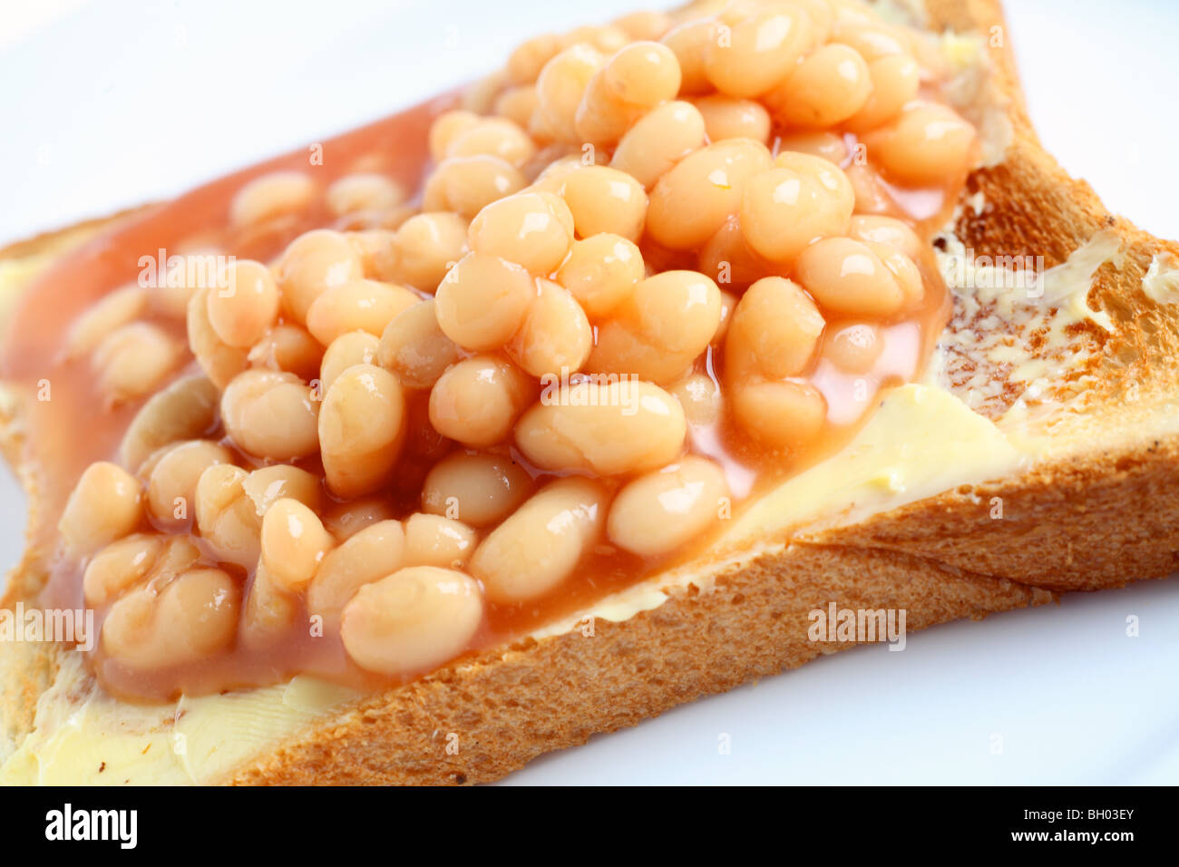 Une plaque avec des haricots sur toast vu close-up Banque D'Images