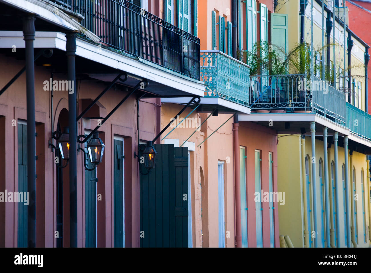 Couleurs pastel de bâtiment sur la rue des Ursulines, Quartier français, la Nouvelle Orléans, Louisiane Banque D'Images