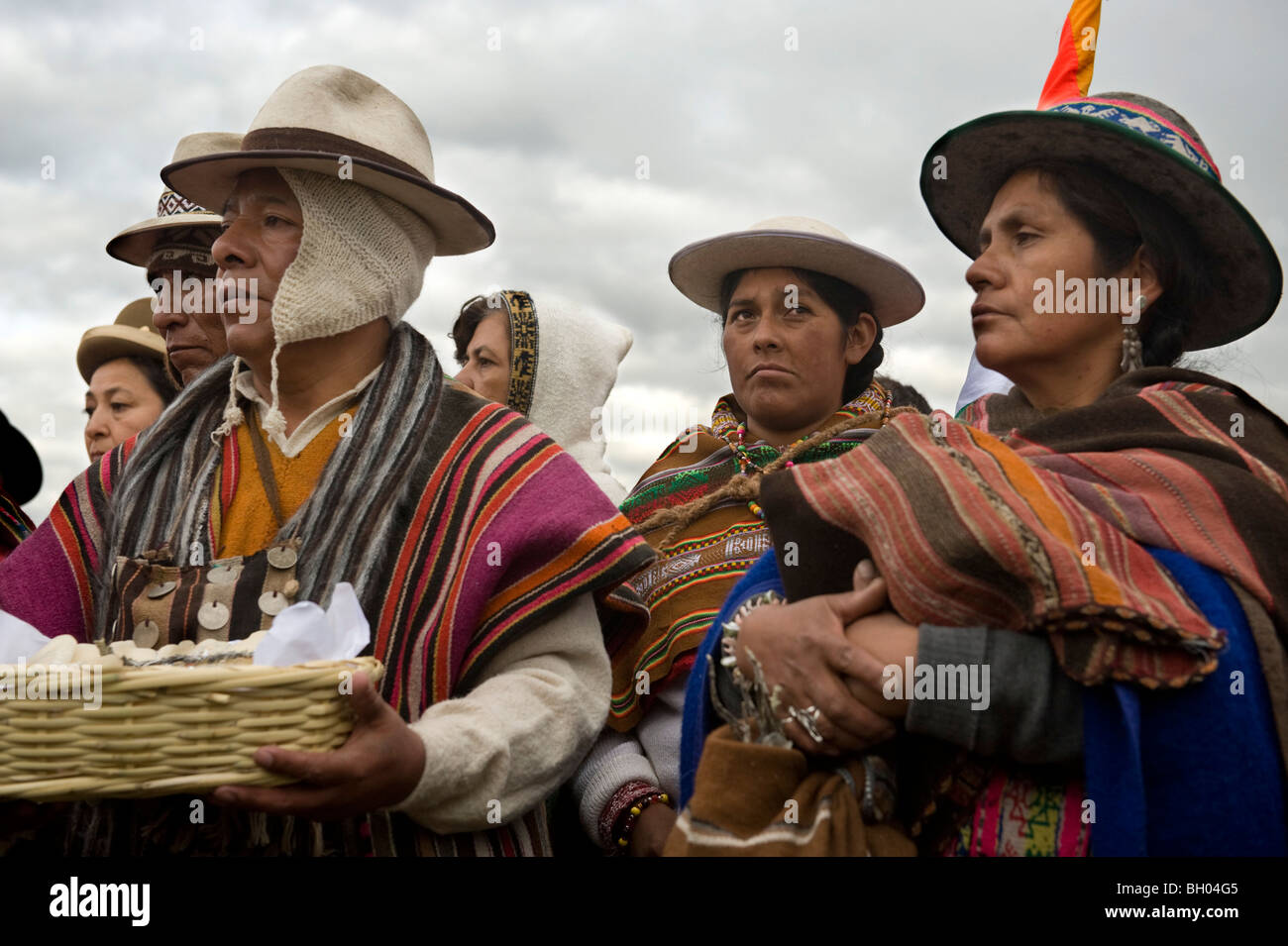 Groupe d'aymaras en vinaigrette traditionnelle, Evo Morales deuxième hypothèse présidentielle cérémonie, Tiwanaku, la Bolivie. Banque D'Images