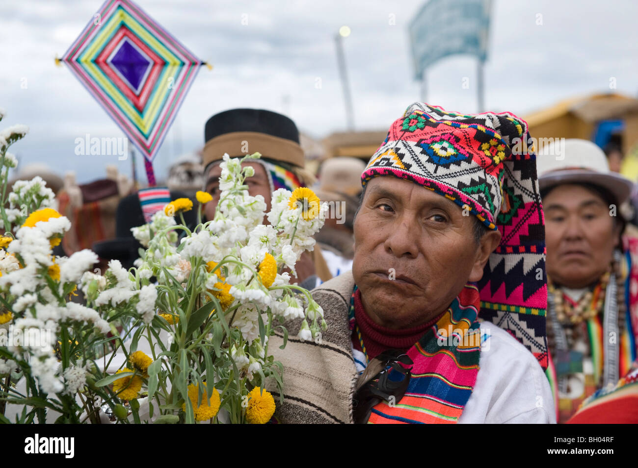 Un homme avec des costumes traditionnels de l'aymara, cérémonie du président Evo Morales en Bolivie, l'hypothèse de Tiwanaku. Banque D'Images