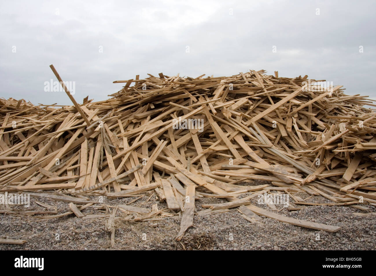 Des piles de bois échoués sur Worthing Beach après l'épave Banque D'Images