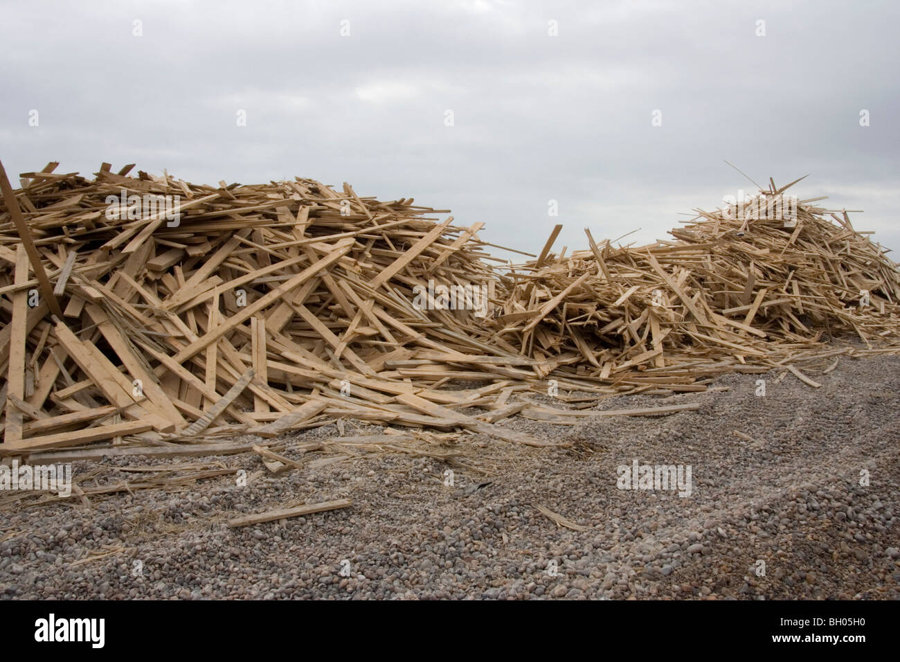 Des piles de bois échoués sur Worthing Beach après l'épave Banque D'Images