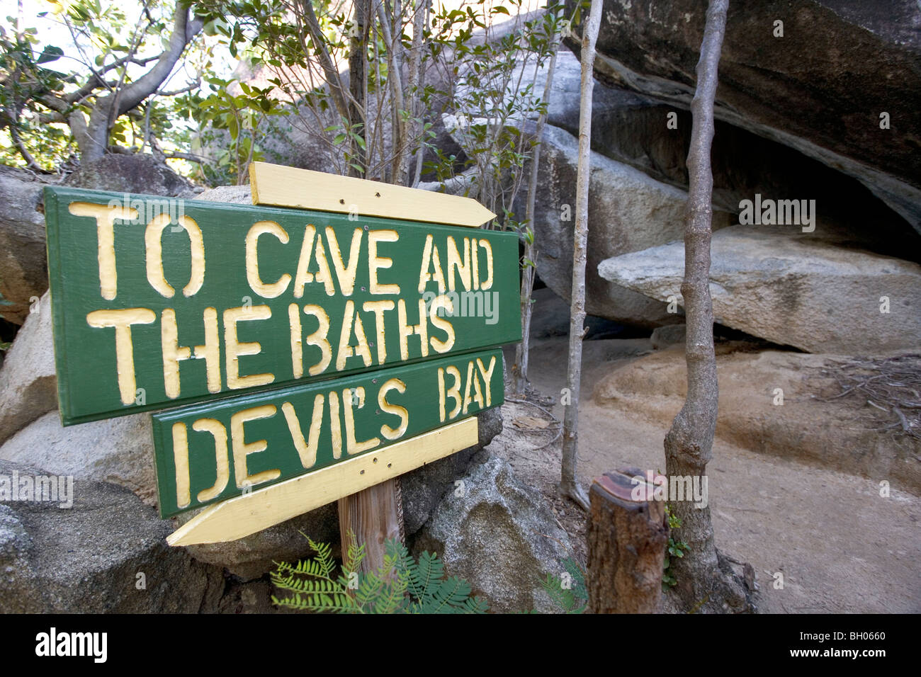 Un signe juste en dehors de la salle de bain sur Virgin Gorda montre la voie à Devils Bay ou les bains Banque D'Images