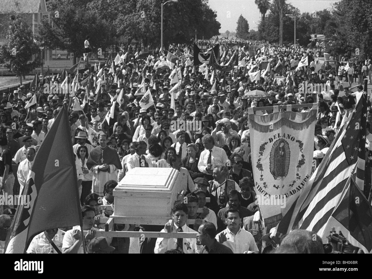 Porteurs transportent Cesar Chavez durant son cortège funéraire de Delano, en Californie en 1993. Banque D'Images