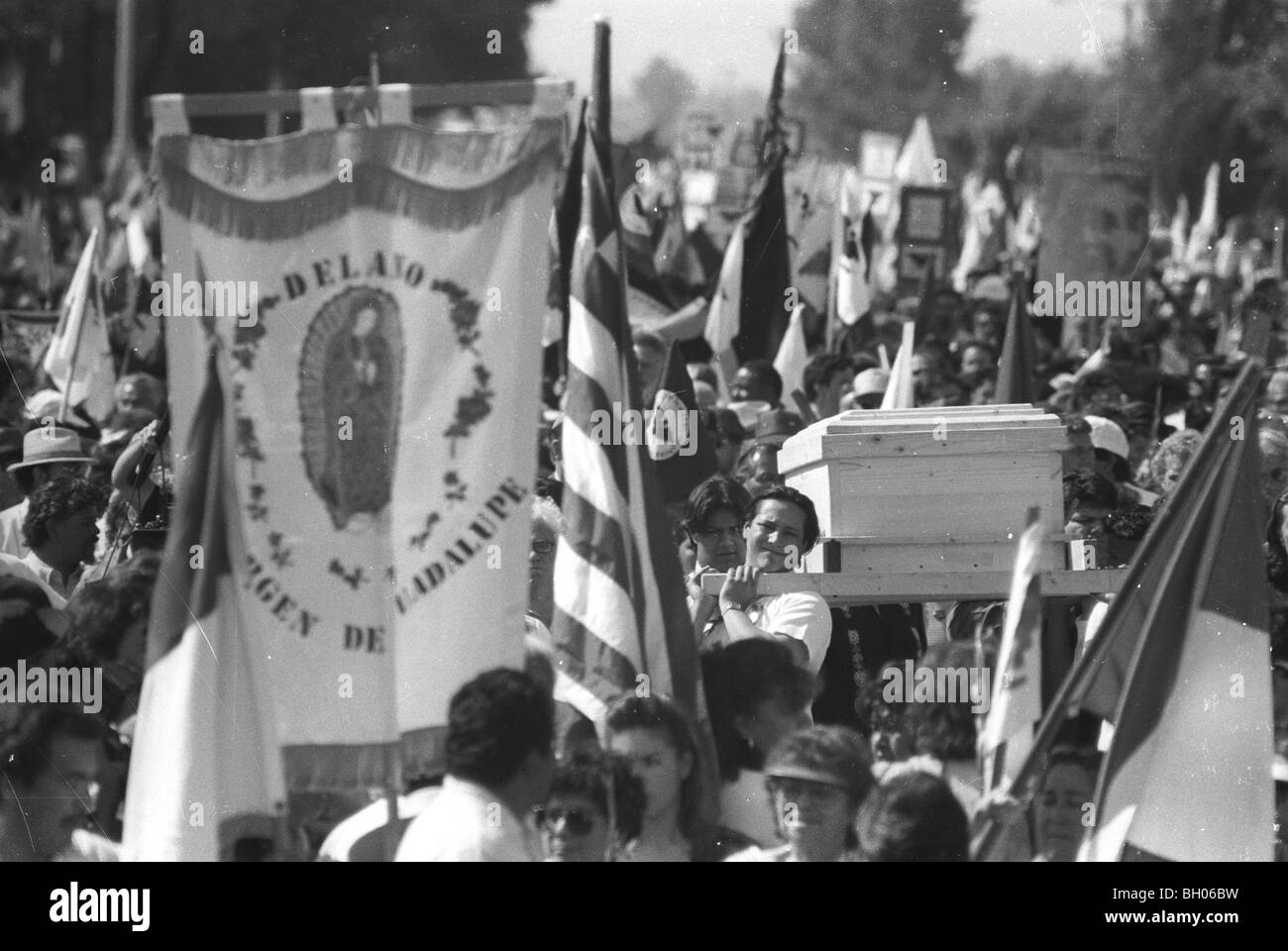 Porteurs transportent Cesar Chavez durant son cortège funéraire de Delano, en Californie en 1993. Banque D'Images