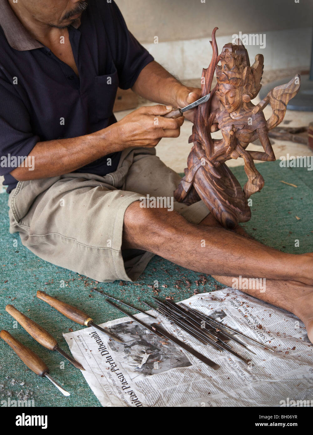 Sculpteur sur bois balinais au travail, Bali, Indonésie Photo Stock - Alamy