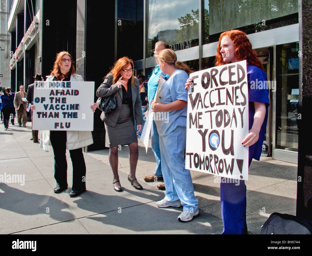 Les travailleurs de la santé lors d'une clinique de la ville de NY tenir un trottoir protester contre des inoculations obligatoire de H1N1 vaccin contre la grippe porcine. Banque D'Images