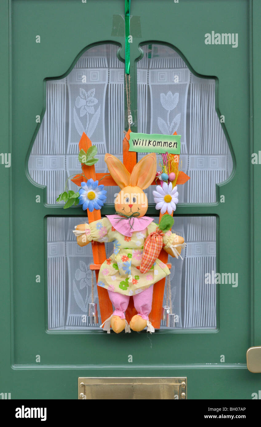 Porte avec décoration de Pâques Banque D'Images