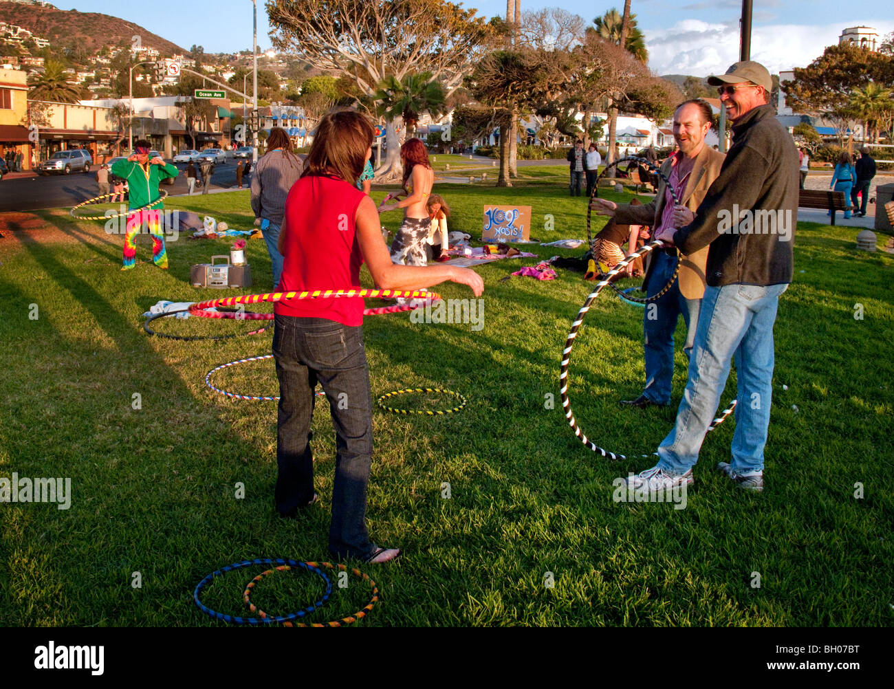 Heureux les amateurs de hula hoop tenir une session' 'Hoopnosis en fin d'après-midi sur la plage principale à Laguna Beach, CA. Banque D'Images