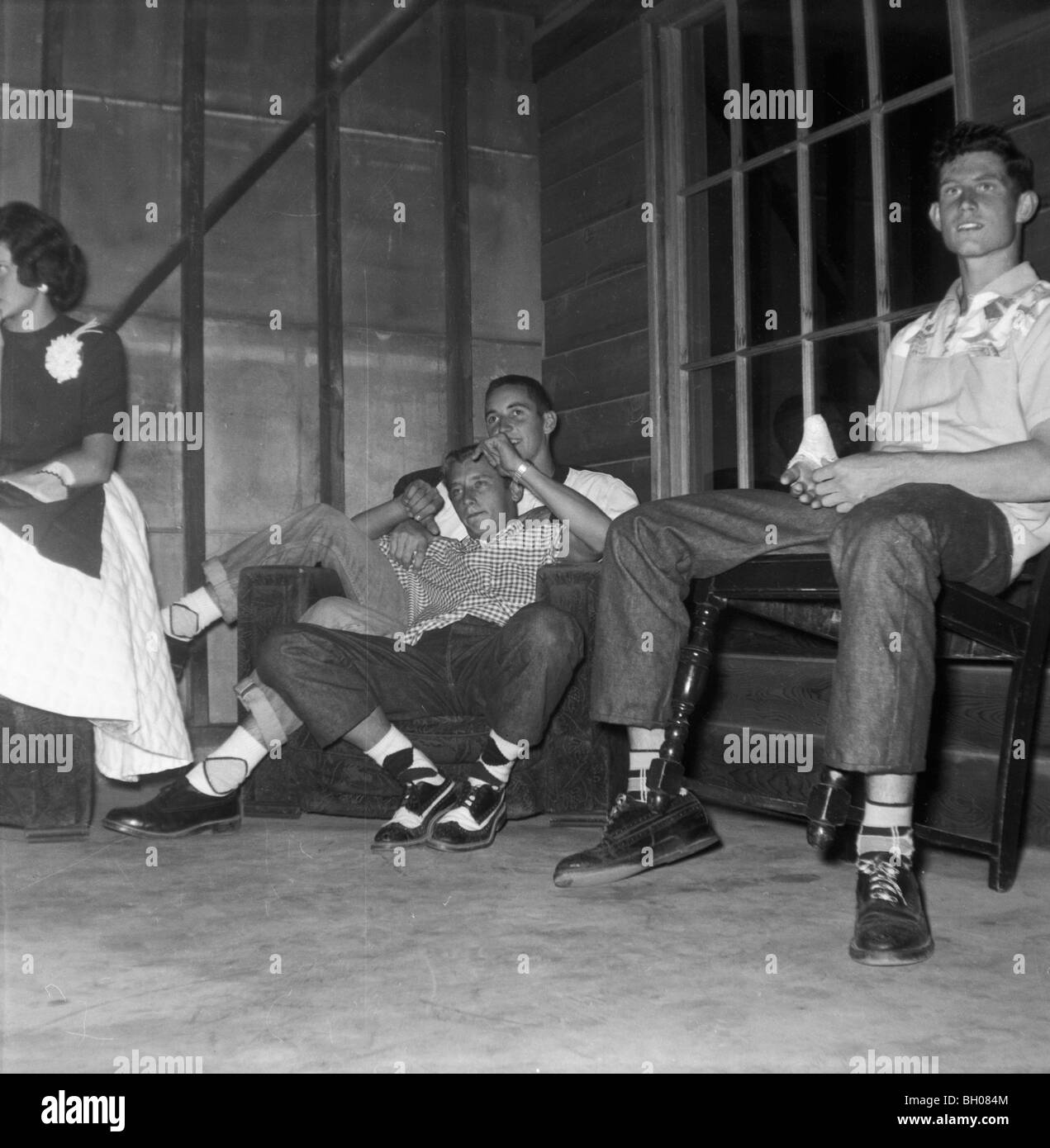 Trois jeunes hommes traînent dans une partie à la fin des années 50. Banque D'Images