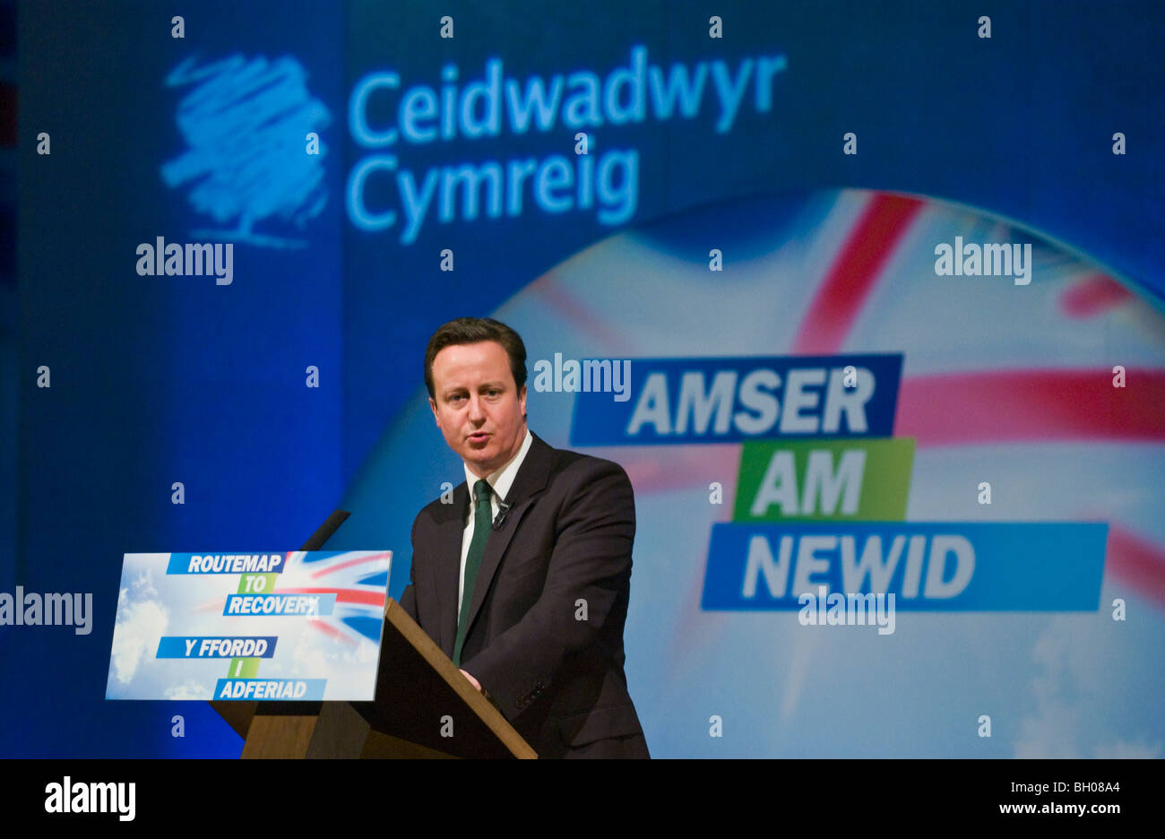 David Cameron MP pour Witney chef conservateur s'exprimant lors de la conférence du parti conservateur gallois à Cardiff South Wales UK Banque D'Images