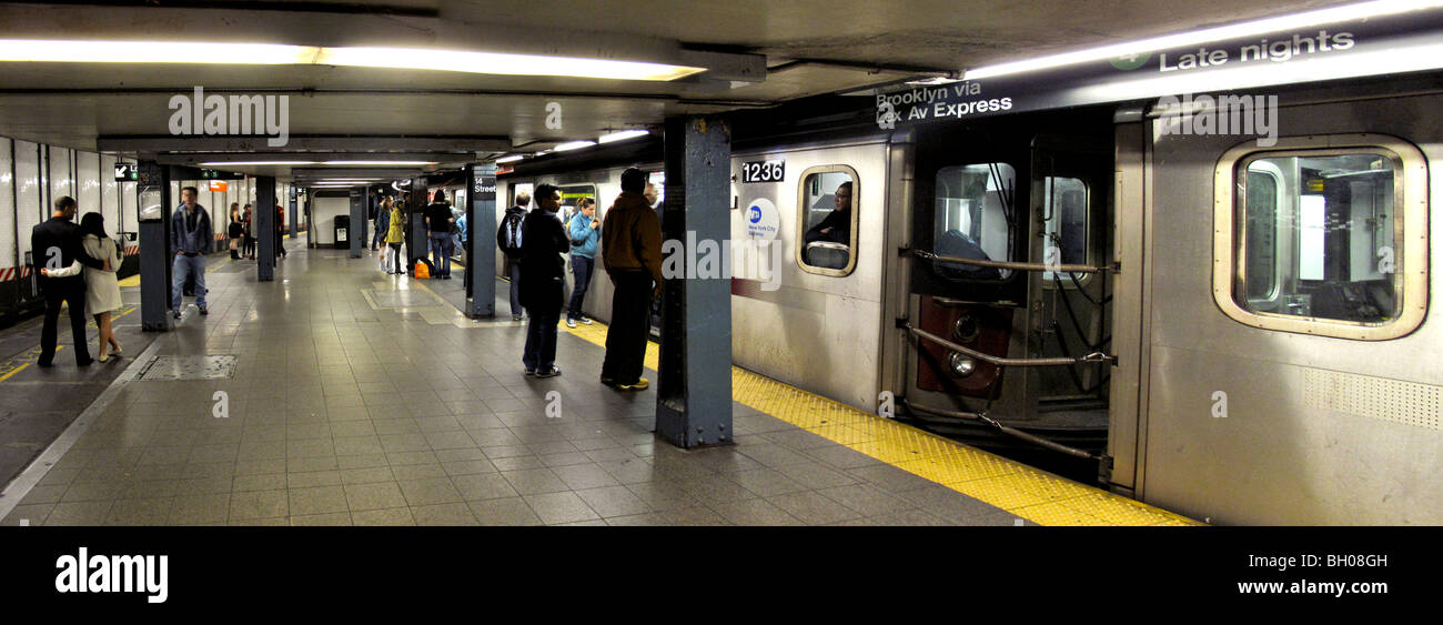 Passagers attendent à bord d'un train entrant au Manhattan's 14th Street Station. Banque D'Images