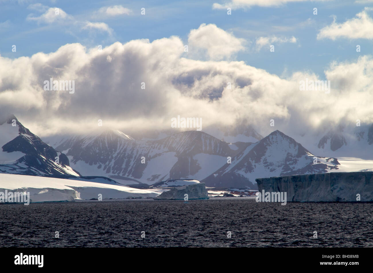 Les icebergs et les montagnes de la péninsule antarctique. Banque D'Images