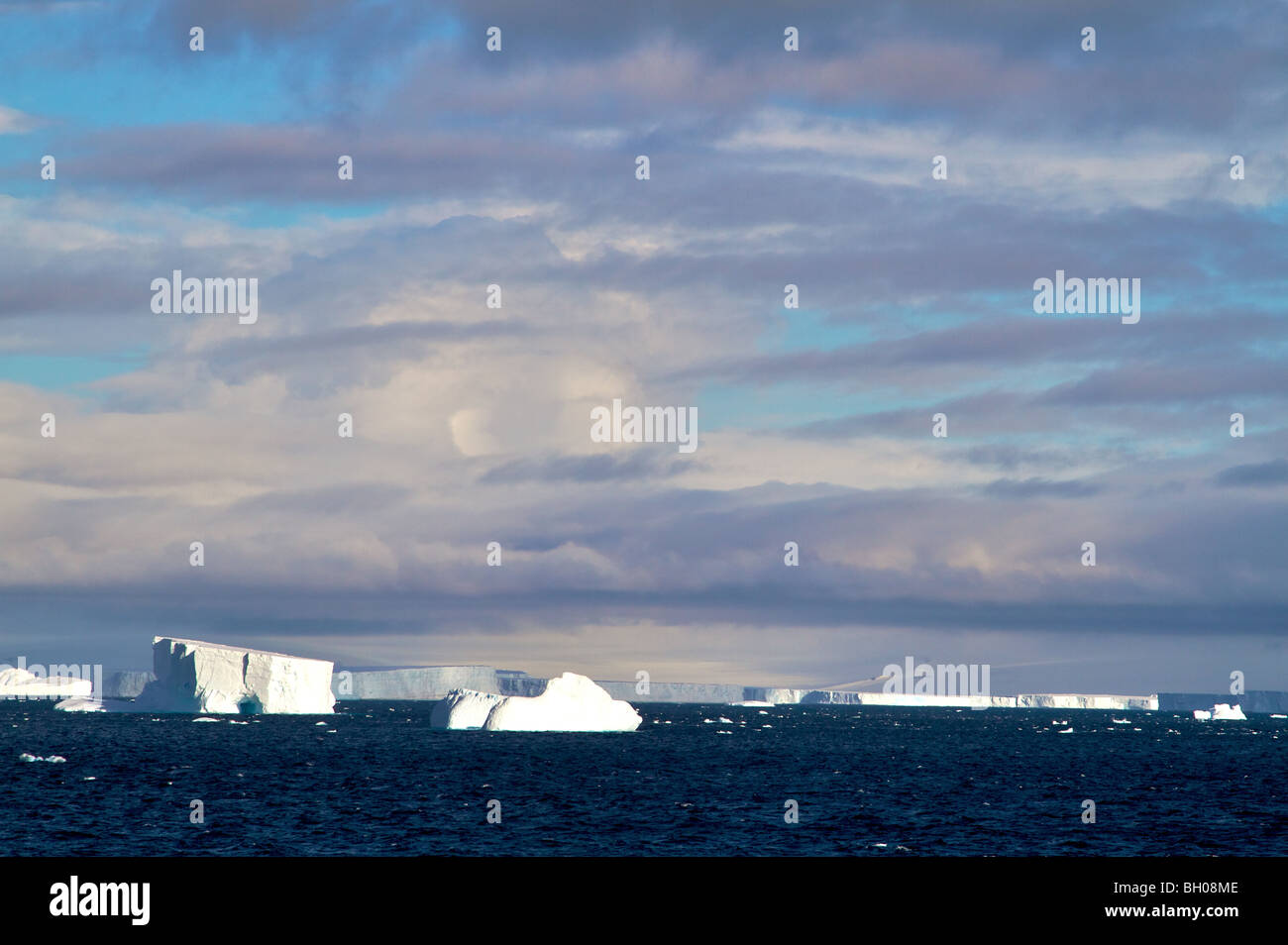 Les icebergs et les montagnes de la péninsule antarctique. Banque D'Images