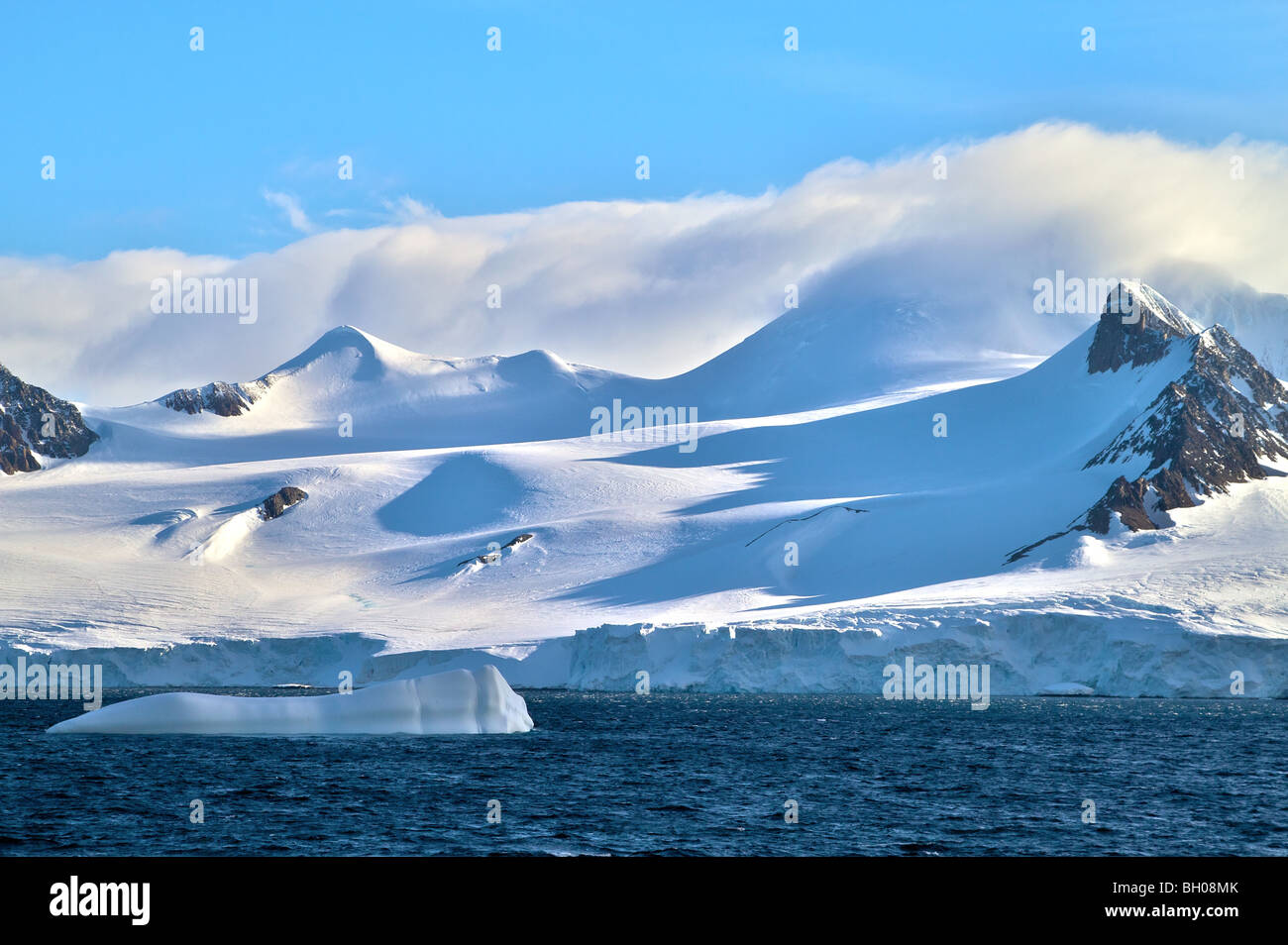Les icebergs et les montagnes de la péninsule antarctique. Banque D'Images