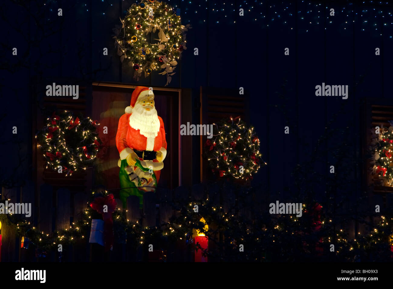 Santa Claus décoration dans une maison de Freising, en Bavière, Allemagne, Europe. Banque D'Images