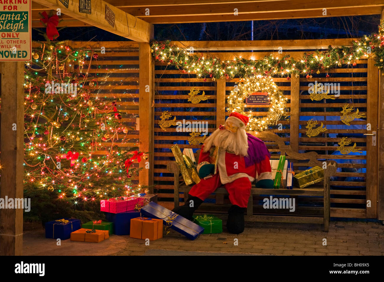 Santa Claus mannequin avec des cadeaux de Noël et arbre de Noël une maison de Freising, en Bavière, Allemagne, Europe. Banque D'Images