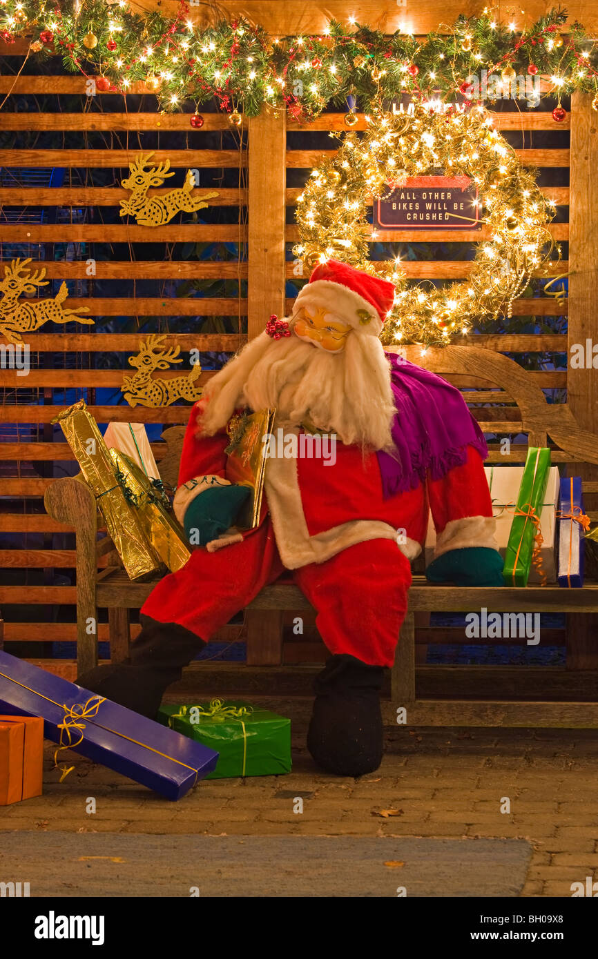 Santa Claus mannequin avec cadeaux de noël entouré de décorations de Noël et les lumières à une maison à Freising, Bavaria, Germa Banque D'Images