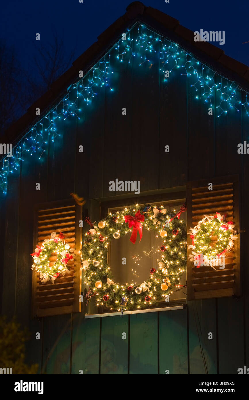 Couronne de Noël et les lumières à la décoration d'une chambre à Freising, Bavière, Allemagne, Europe. Banque D'Images