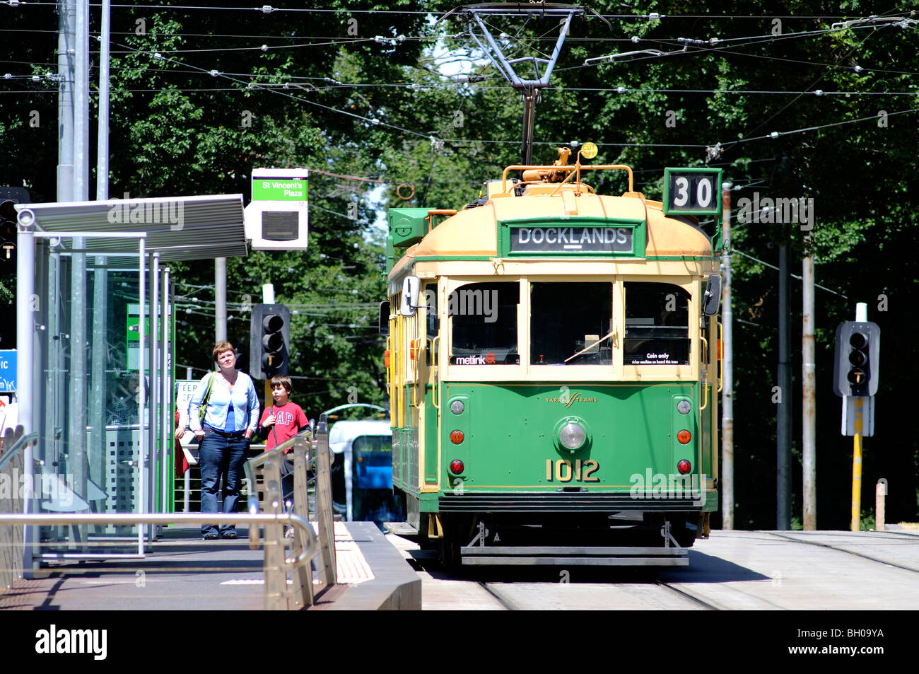 En tram parade east Melbourne Victoria Victoria Australie Banque D'Images