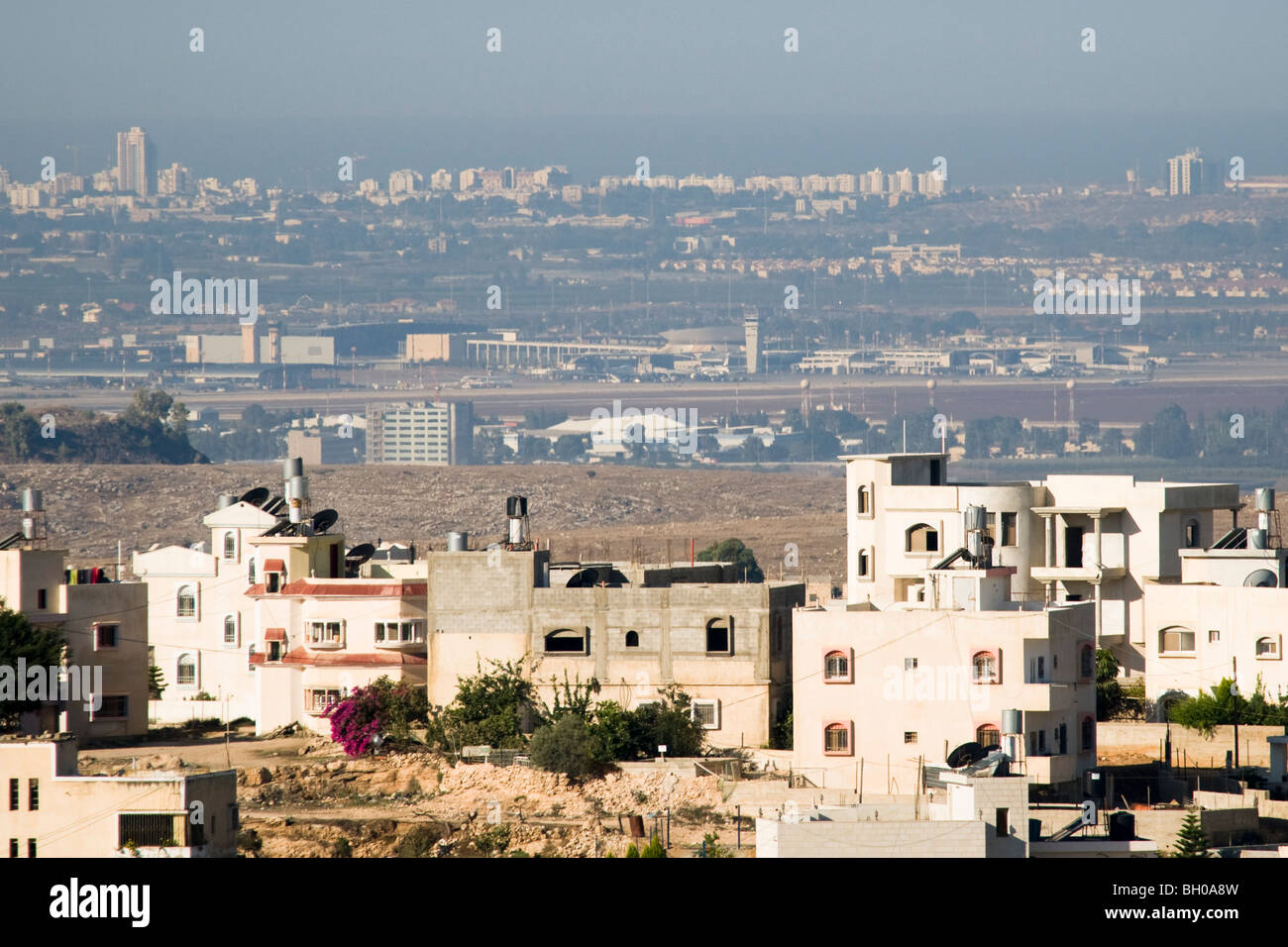 Une vue de la zone métropolitaine de Tel Aviv comme vu à partir de la Cisjordanie Banque D'Images