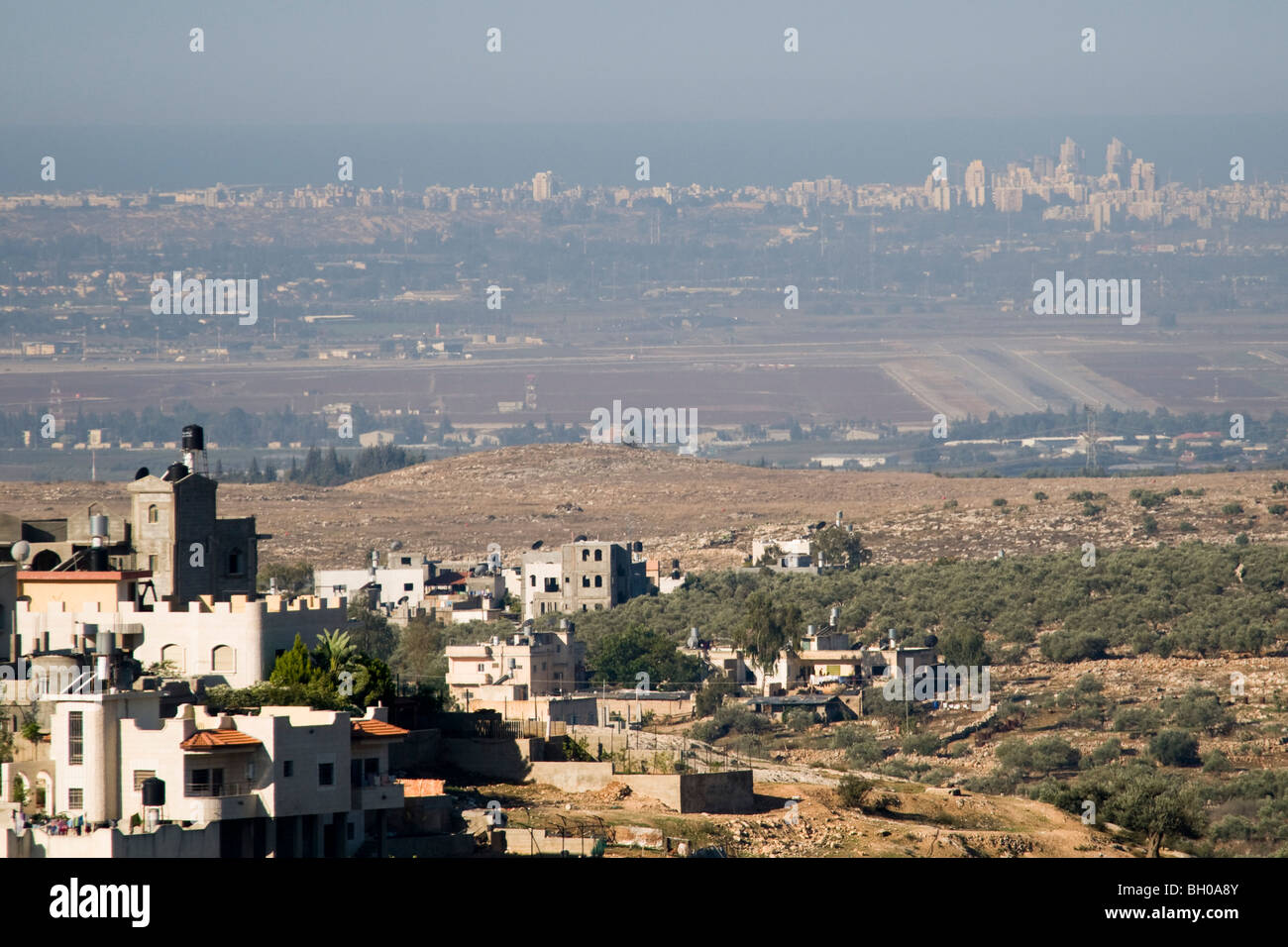 Une vue de la zone métropolitaine de Tel Aviv comme vu à partir de la Cisjordanie Banque D'Images
