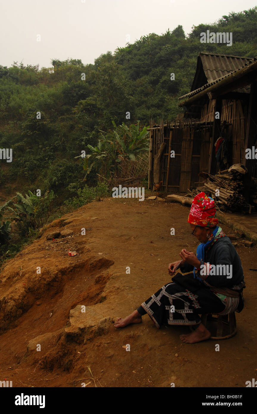 Vieille dame hmong noir .knitting , SAPA, Vietnam. Banque D'Images