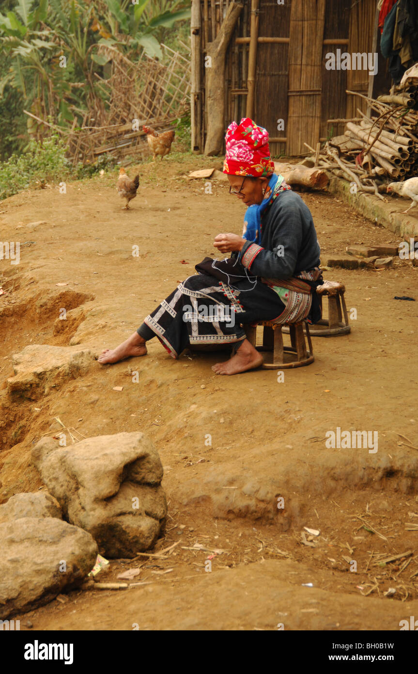 Vieille dame hmong noir knitting , Hue, Vietnam. Banque D'Images