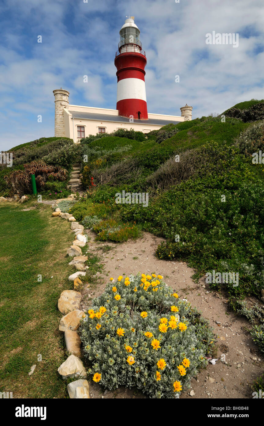 Phare du cap des aiguilles le point le plus sud du continent africain ciel bleu belle journée liège aide à la navigation Banque D'Images