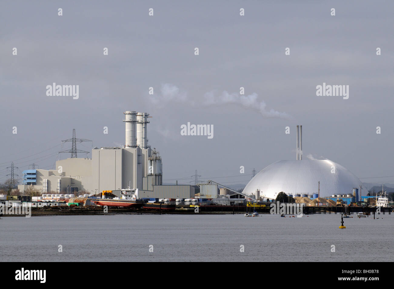 La centrale électrique de Marchwood cheminées et le dôme d'argent de l'usine d'incinération de l'ERF de Marchwood sur Southampton Water Hampshire Angleterre Banque D'Images