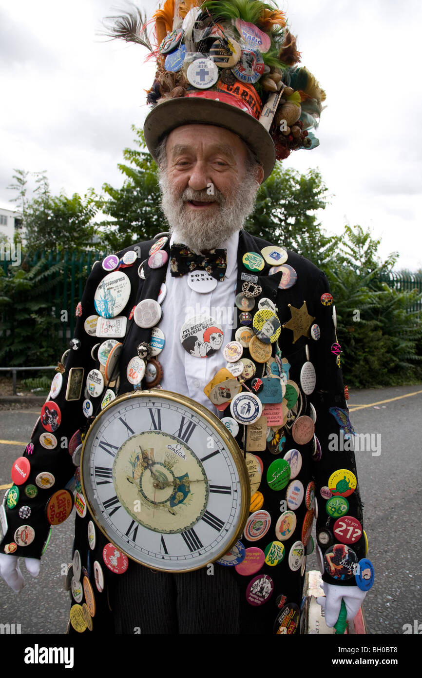 Vieil homme barbu en costume de carnaval. Beaucoup de badges & top hat. Notting Hill Carnival, Notting Hill. Londres. L'Angleterre. UK. Banque D'Images