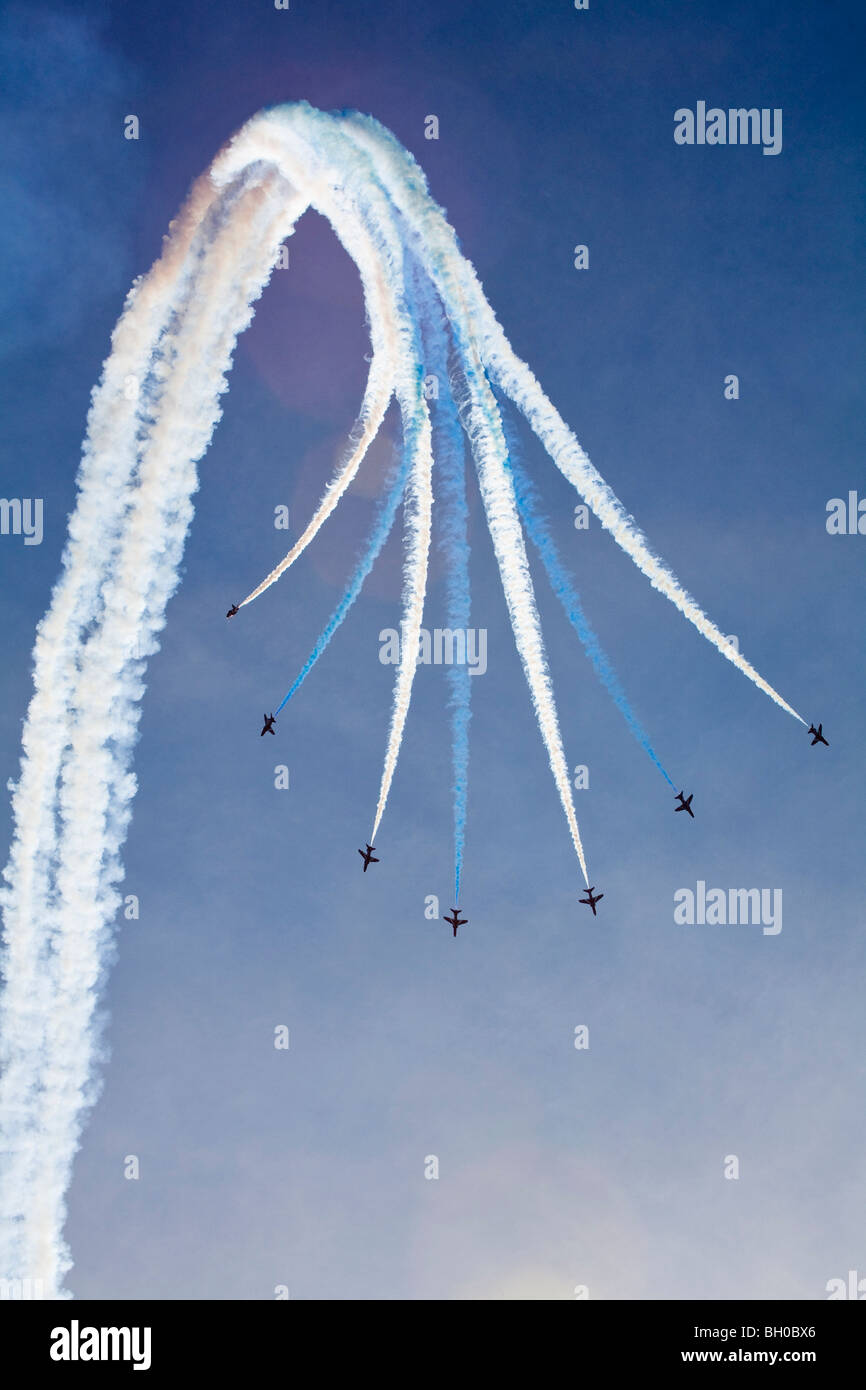 Les flèches rouges pause verticale à RAF Leuchars Airshow 2009, Fife, Scotland Banque D'Images