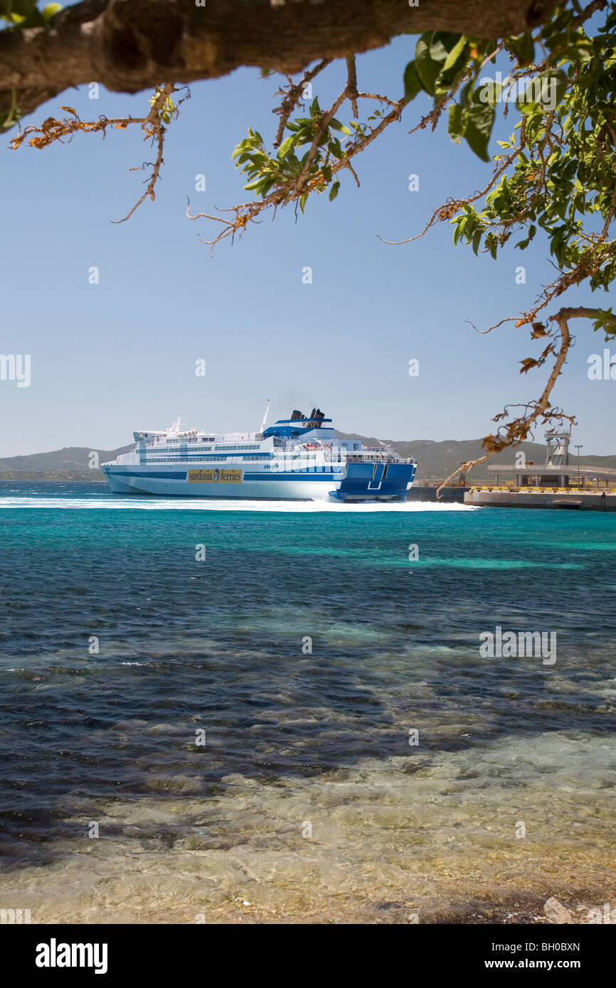 Le ferry rapide Scopio arrive à Golfo Aranci. Banque D'Images