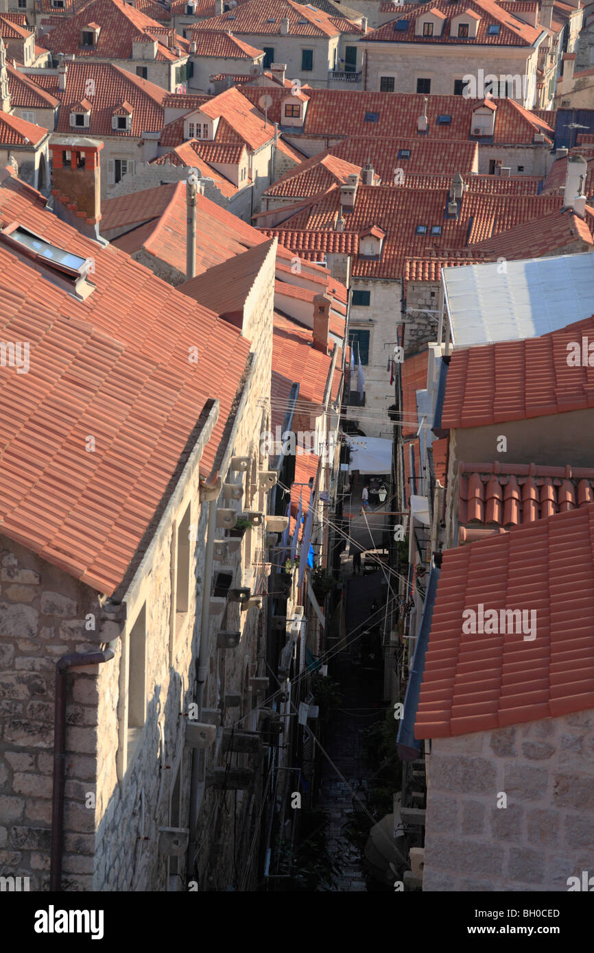 AGE High angle view sur le sol en terre cuite rouge toits de Dubrovnik Croatie du mur de la ville rues étroites AGE Banque D'Images