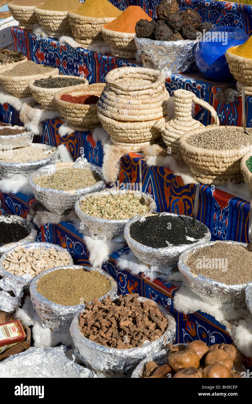 La vie encore. Baskets d'épices sur l'affichage à Charm el Cheikh. L'Égypte. L'Afrique. Banque D'Images