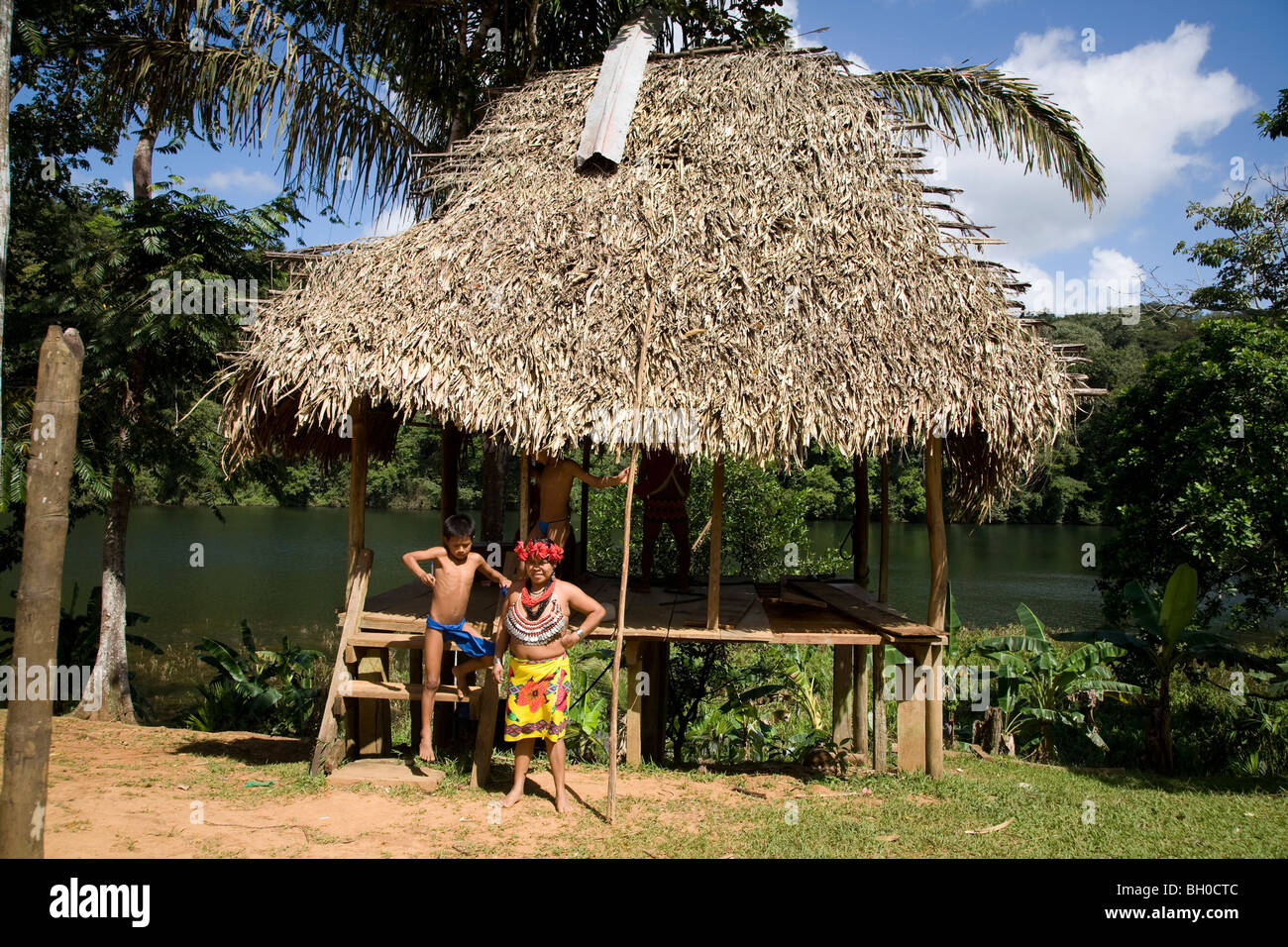 Femme mature avec des enfants (deux garçons). Embera Indian Village. Le parc national de Chagres. Le Panama. L'Amérique centrale Banque D'Images