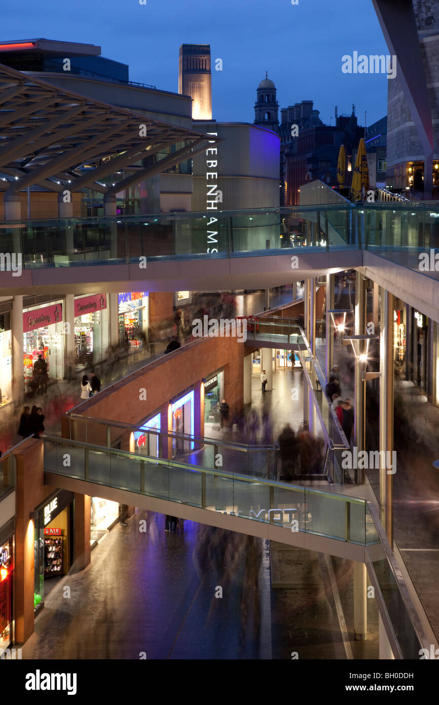 Liverpool, Merseyside, England, UK, Europe. Centre commercial Liverpool One dans la nuit Banque D'Images
