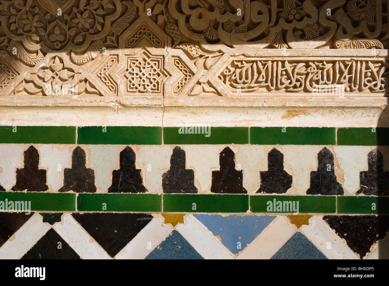 Palais de l'Alhambra, Grenade, Andalousie, espagne. Détail de mur finement sculptés et des tuiles. Banque D'Images