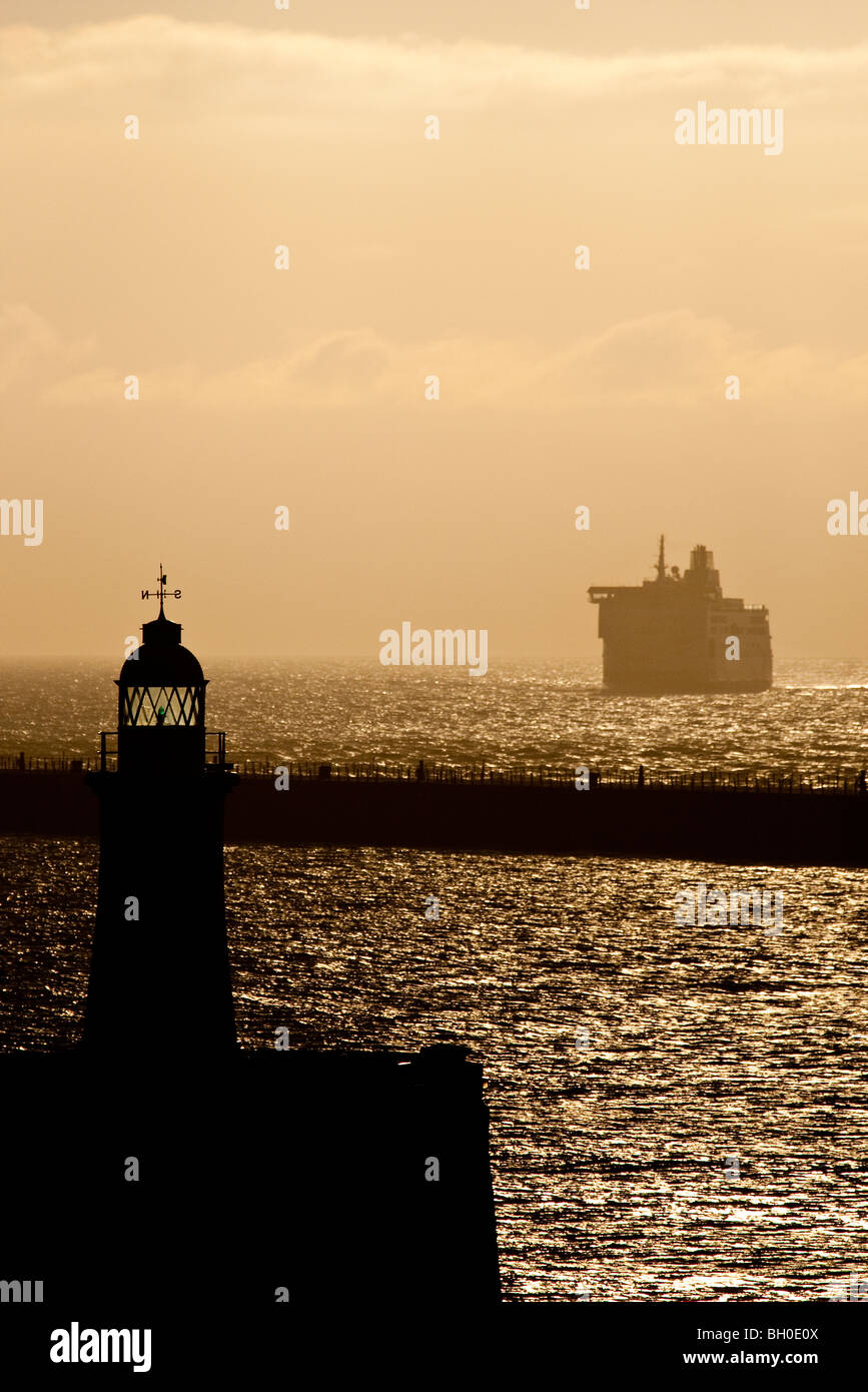 Un cross channel approches ferry Dover tôt le matin. Banque D'Images